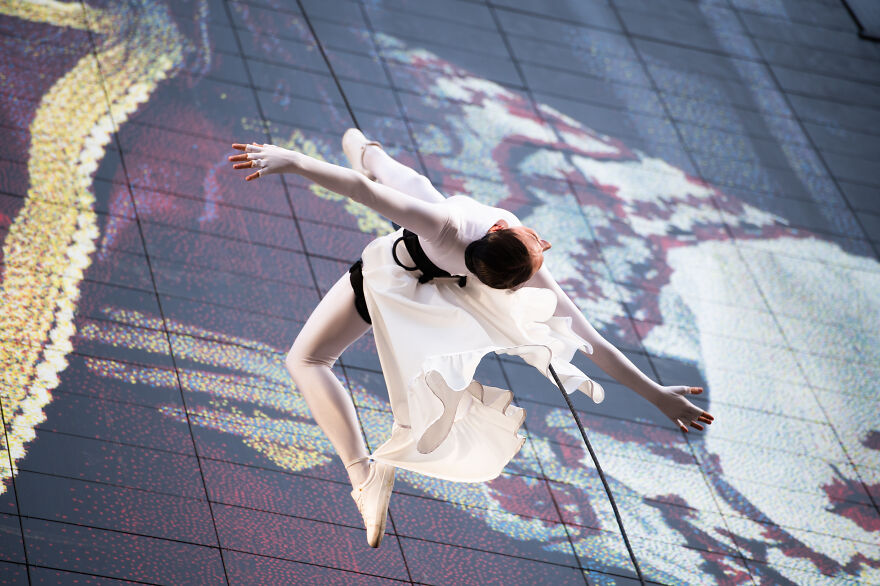 Lithuanian Dancer Performed A Gravity-Defying Dance Routine In Support Of Ukraine (15 Pics)