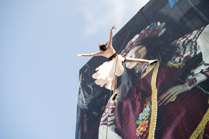 Lithuanian Dancer Performed A Gravity-Defying Dance Routine In Support Of Ukraine (15 Pics)