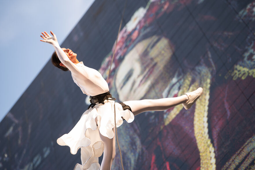 Lithuanian Dancer Performed A Gravity-Defying Dance Routine In Support Of Ukraine (15 Pics)