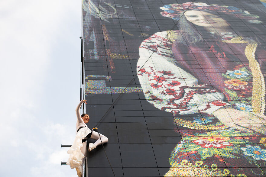 Lithuanian Dancer Performed A Gravity-Defying Dance Routine In Support Of Ukraine (15 Pics)