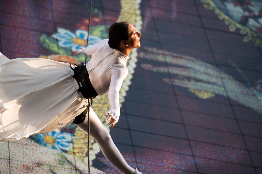 Lithuanian Dancer Performed A Gravity-Defying Dance Routine In Support Of Ukraine (15 Pics)