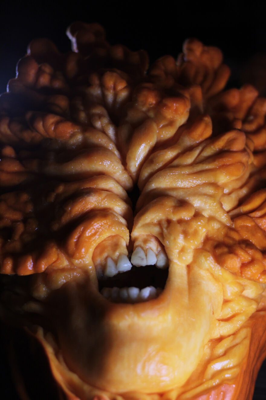 I Carved "The Last Of Us" Clicker Out Of A Pumpkin, And It Is A Nightmare Fuel