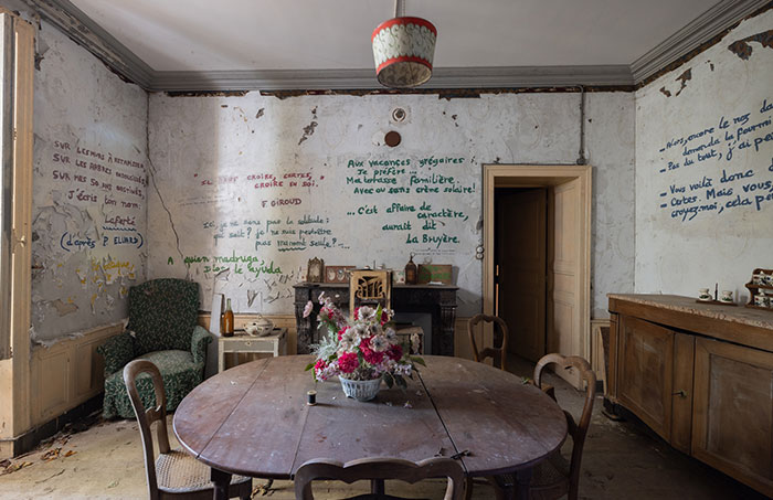 A Story Of Tragedy And Loss: I Explored An Abandoned House Belonging To A Family That Got In A Car Accident In The 1980s (20 Pics)