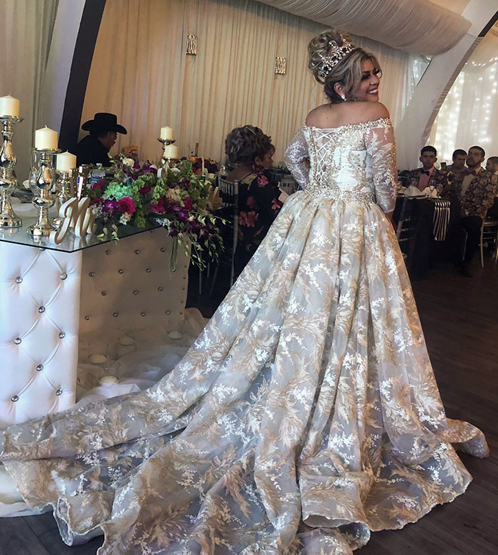 Mi mamá hizo todo este vestido de novia. Agregó muchas joyas a mano. Pasó muchos días trabajando en él. Mi madre es muy talentosa y quiero que todos lo sepan