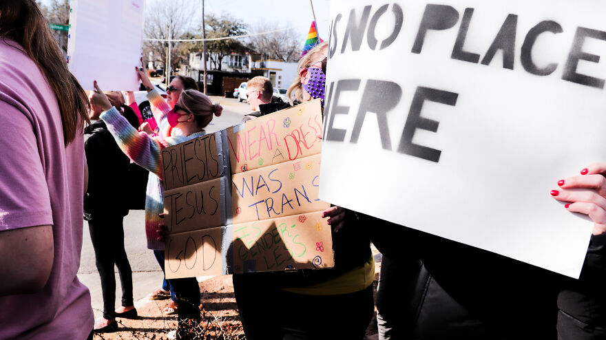 "Drag, Kids, & Protestors": My Photographs Of Supporters & Critics At A Kid-Friendly Drag Show In Dallas (22 Pics)