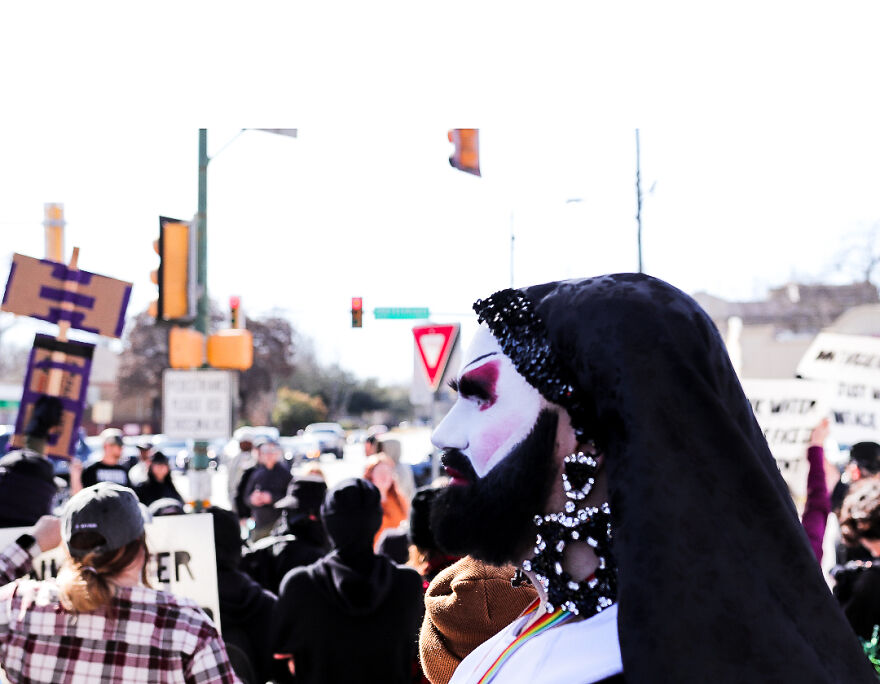 "Drag, Kids, & Protestors": My Photographs Of Supporters & Critics At A Kid-Friendly Drag Show In Dallas (22 Pics)