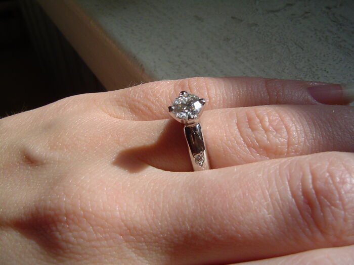 “I Know He Can Afford So Much More”: Woman Checks Her Engagement Ring’s Hallmark And Finds Out That It’s “Cheap” “I Know He Can Afford So Much More”: Woman Checks Her Engagement Ring’s Hallmark And Finds Out That It’s “Cheap”