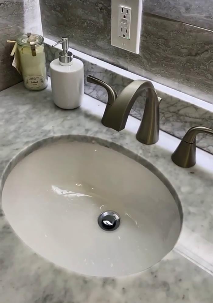 "Welcome To My Horribly Flipped House": Woman Points Out 30 Fails And Mistakes She Found In The House She Bought