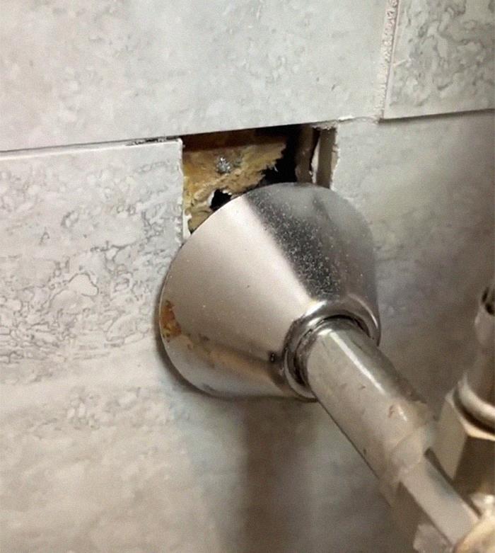 "Welcome To My Horribly Flipped House": Woman Points Out 30 Fails And Mistakes She Found In The House She Bought