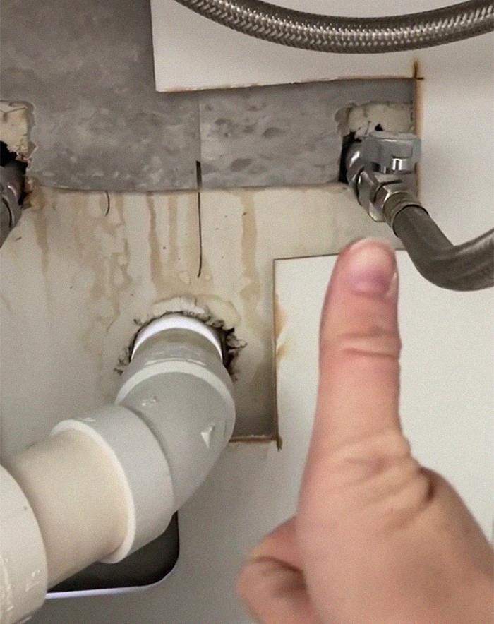 "Welcome To My Horribly Flipped House": Woman Points Out 30 Fails And Mistakes She Found In The House She Bought