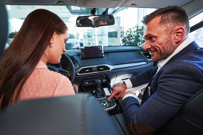 35 Acciones de hombres intentando impresionar a mujeres que consiguen exactamente lo contrario