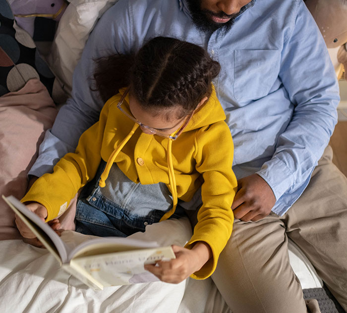 "You're Gonna Lose Her": Dad Expects To Be Paid For Babysitting Daughter While His Wife Hangs Out With Neighbor, The Internet Gives Him A Reality Check "You're Gonna Lose Her": Dad Expects To Be Paid For Babysitting Daughter While His Wife Hangs Out With Neighbor, The Internet Gives Him A Reality Check