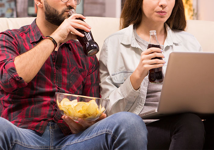 "You're Gonna Lose Her": Dad Expects To Be Paid For Babysitting Daughter While His Wife Hangs Out With Neighbor, The Internet Gives Him A Reality Check "You're Gonna Lose Her": Dad Expects To Be Paid For Babysitting Daughter While His Wife Hangs Out With Neighbor, The Internet Gives Him A Reality Check