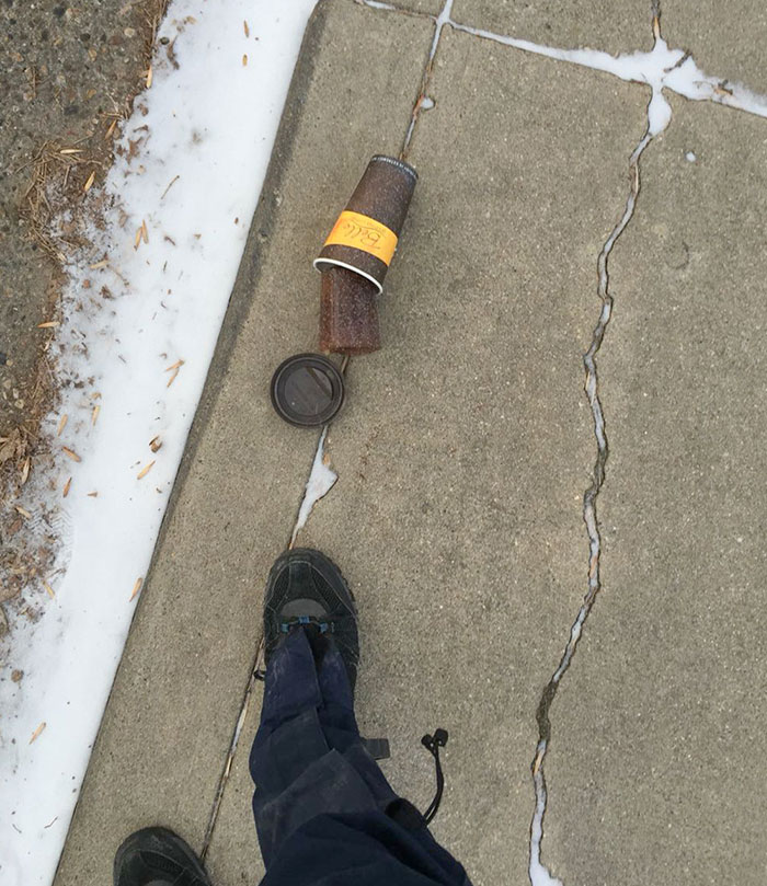 “Puaj, derramé mi café”