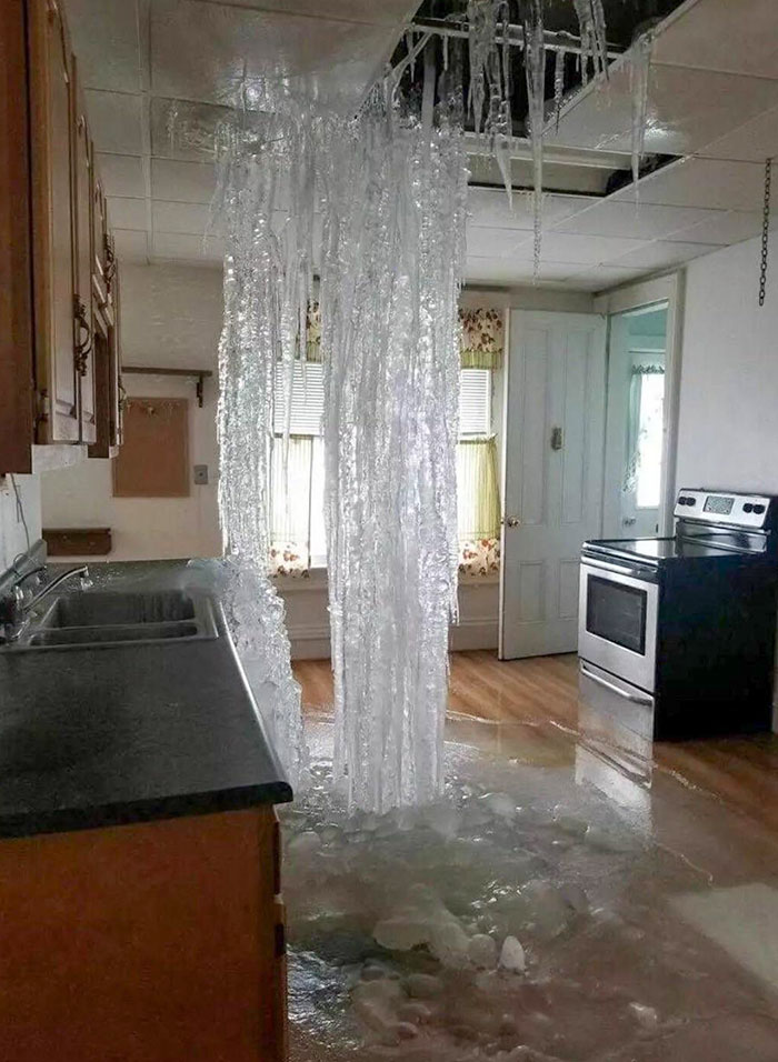 Esto es lo que pasa en mi ciudad cuando no dejas el grifo goteando en invierno. Hubo un estallido en las tuberías en Watertown, Nueva York 