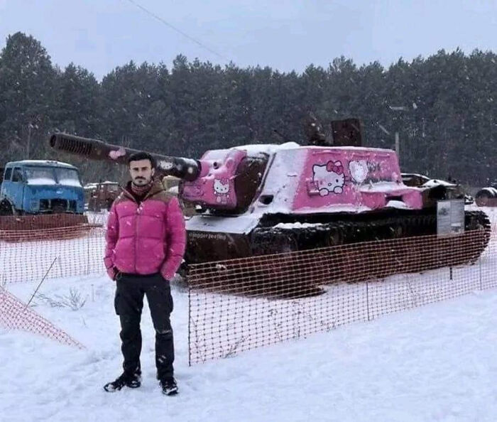 “Humans Doing Human Things”: 50 Pics That Showcase The Weird And Chaotic Side Of Humanity (New Pics)