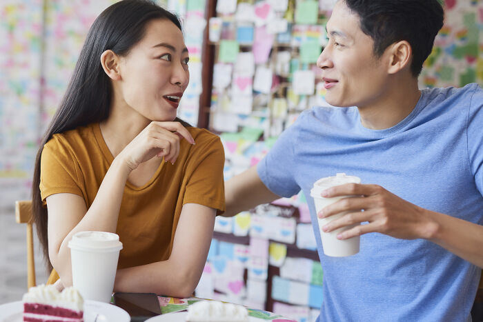 35 Acciones de hombres intentando impresionar a mujeres que consiguen exactamente lo contrario