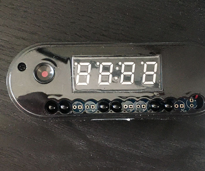 Esta cámara oculta camuflada en el reloj en mi Airbnb