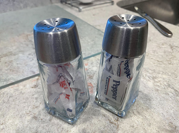 Los saleros en la habitación de mi hotel