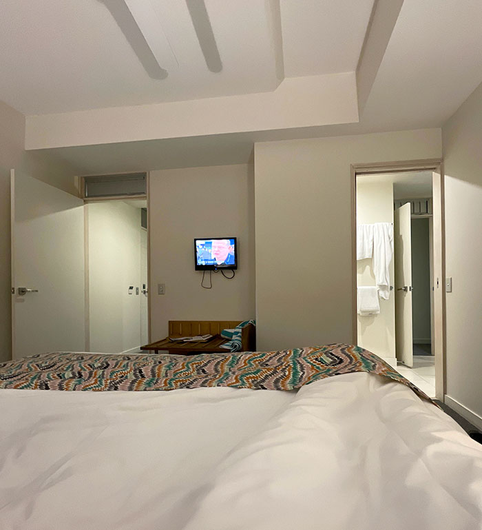 Este es el televisor de la habitación de mi hotel