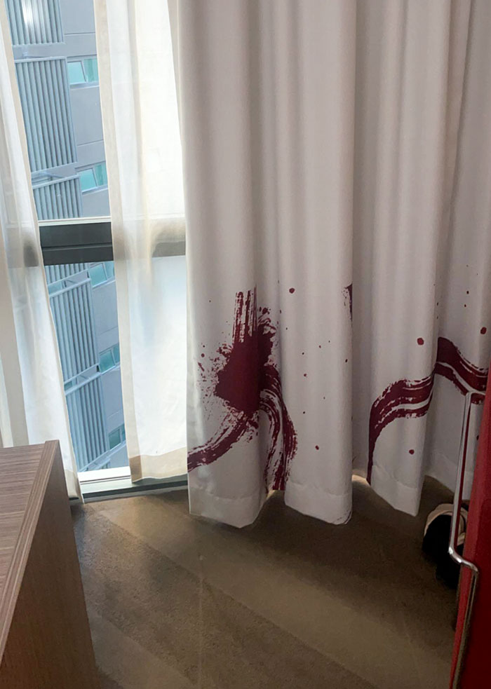 Las cortinas de mi habitación de hotel parecen manchadas de sangre
