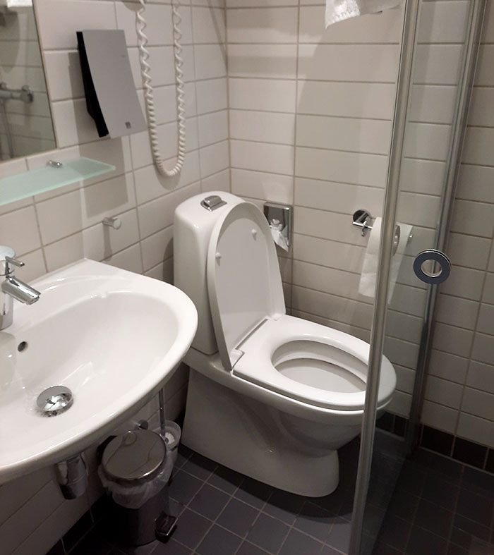 Me alojo en un hotel, y este es mi baño