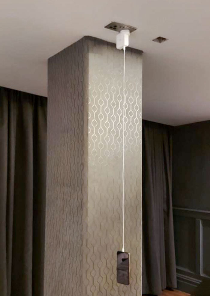 El único enchufe de mi habitación de hotel