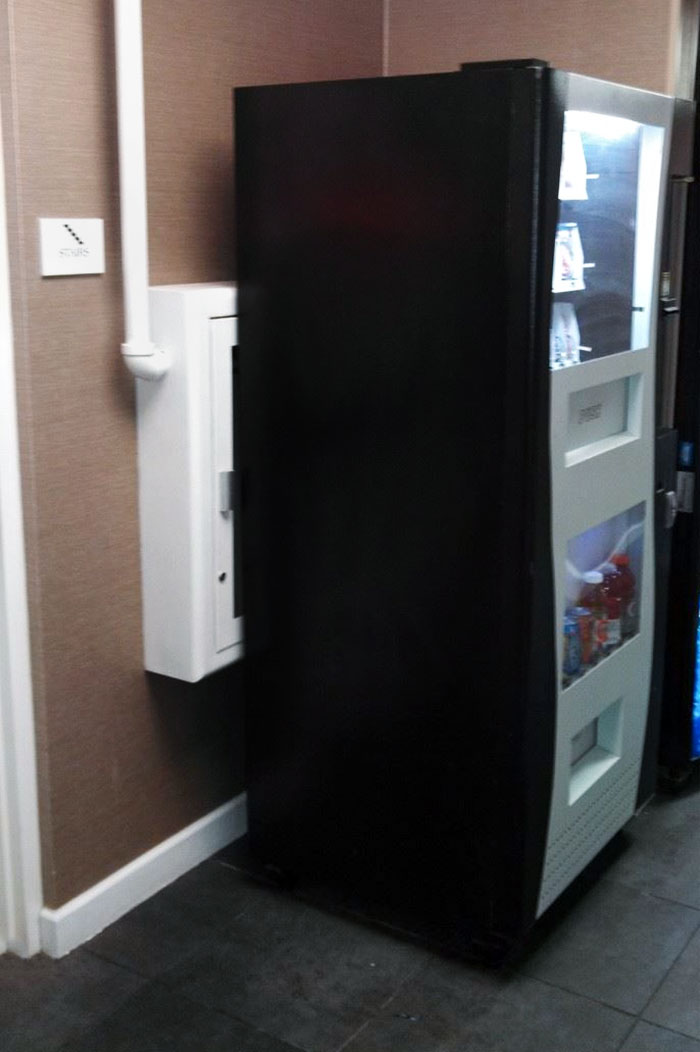 En caso de incendio en el hotel, mueva la máquina expendedora