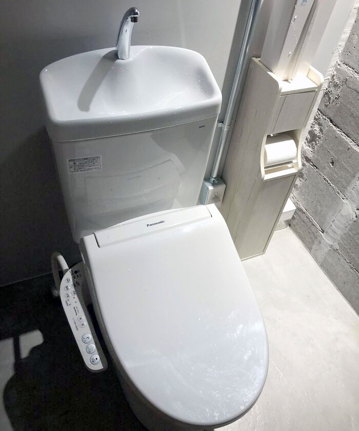  Este retrete se llena con el agua que usas al lavarte las manos