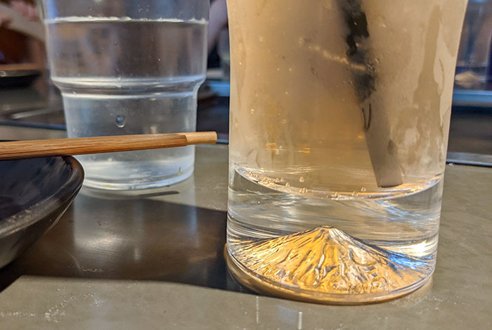  Este restaurante japonés colocó un pequeño monte Fuji en la base de sus vasos