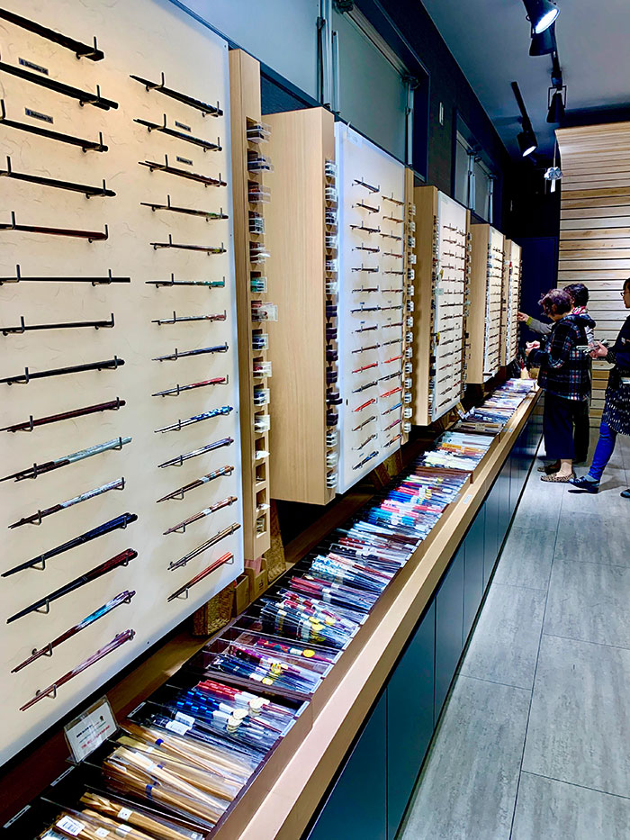 Una tienda de palillos en la calle Kappabashi, en Tokio