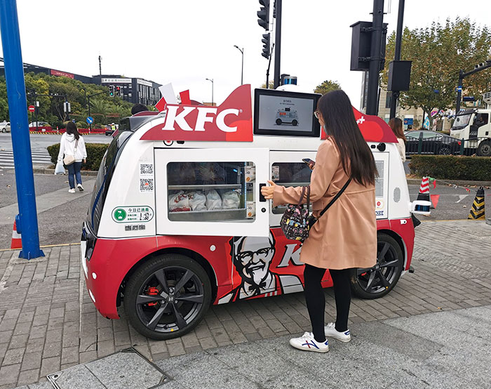  Había un coche vendiendo comida de KFC y no llevaba ningún vendedor dentro