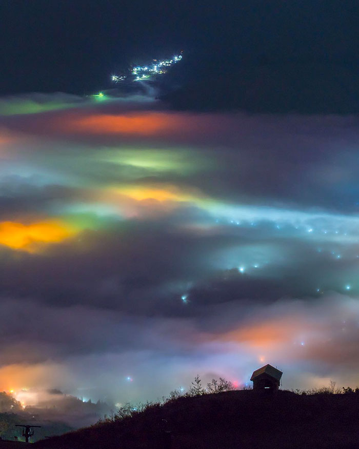 Luces de la ciudad de Nagano, vistas a la noche a través de la espesa niebla