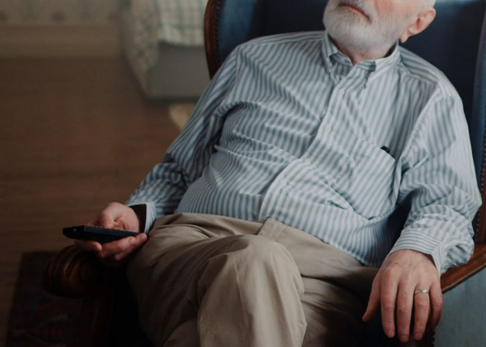 Maintenance Guy Can't Stand 200+ Elderly Residents Being Exploited By A Shameless TV Company, Makes Them Regret It Maintenance Guy Can't Stand 200+ Elderly Residents Being Exploited By A Shameless TV Company, Makes Them Regret It