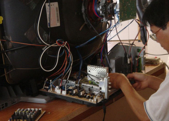 Maintenance Guy Can't Stand 200+ Elderly Residents Being Exploited By A Shameless TV Company, Makes Them Regret It Maintenance Guy Can't Stand 200+ Elderly Residents Being Exploited By A Shameless TV Company, Makes Them Regret It