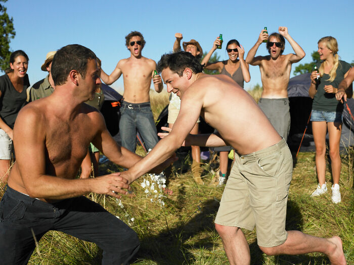 35 Acciones de hombres intentando impresionar a mujeres que consiguen exactamente lo contrario