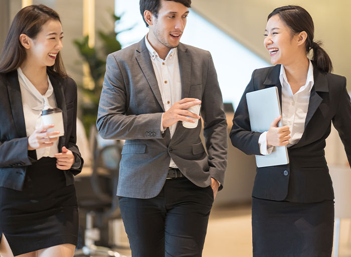 30 "Obvious Signs" To Identify An American In The Crowd, According To Non-Americans