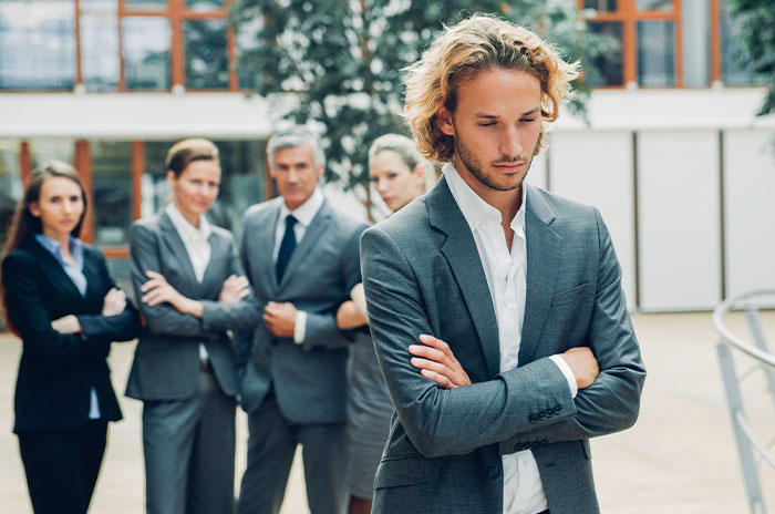 30 Ricos comparten lo peor de tener dinero y sus respuestas no te dejarán indiferente