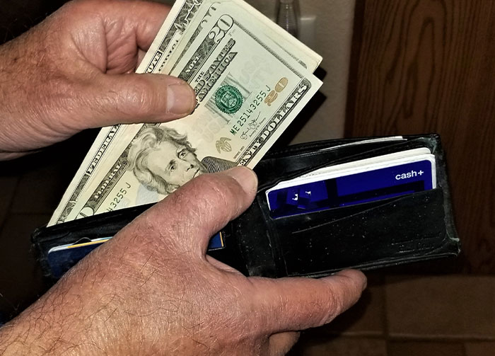 30 Ricos comparten lo peor de tener dinero y sus respuestas no te dejarán indiferente