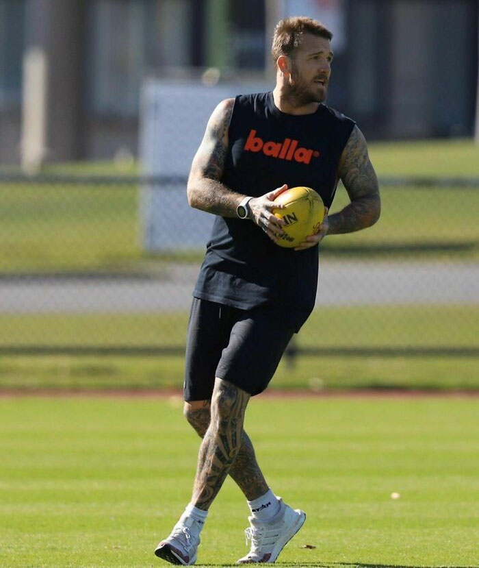 Retired Football Player Is Shocked To See ‘Tampons For Men’ At The Store, Finally Learns What Tampons Actually Are Retired Football Player Is Shocked To See ‘Tampons For Men’ At The Store, Finally Learns What Tampons Actually Are