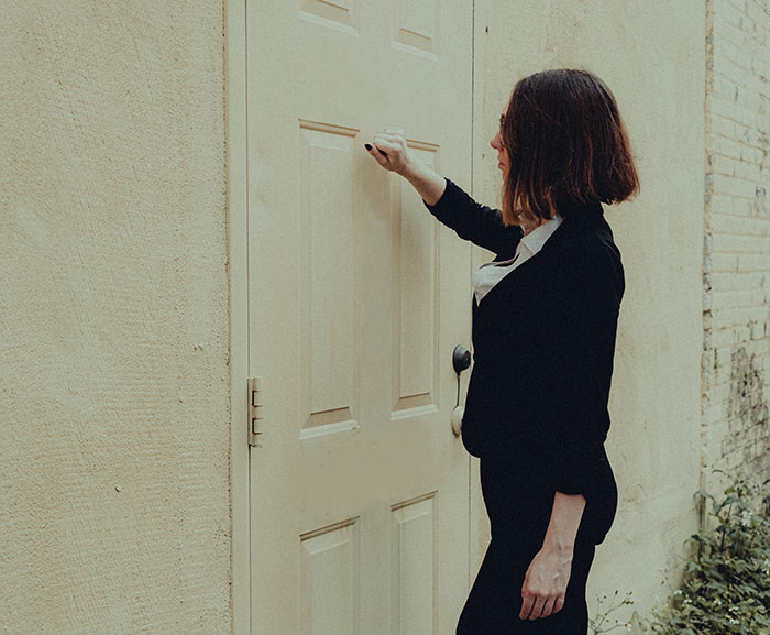 Woman Gets Jealous Of Neighbors&rsquo; Homes Getting Cleaned For Free, Demands The Same Service, Is Offended When Told To Get Lost