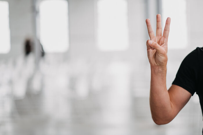 35 Acciones de hombres intentando impresionar a mujeres que consiguen exactamente lo contrario