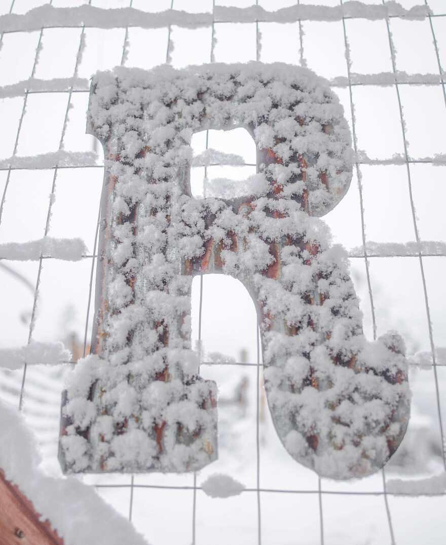 I Photographed A Stormy Retreat Capturing My Snowy Tiny Home Adventure (19 Pics)