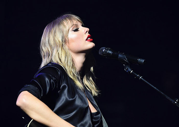 "I Waited 5+ Hours In The Ticketmaster Queue": Teen Is Accused Of Ruining Wedding After She Refused To Give Her Ticket To Taylor Swift's Concert To The Bride