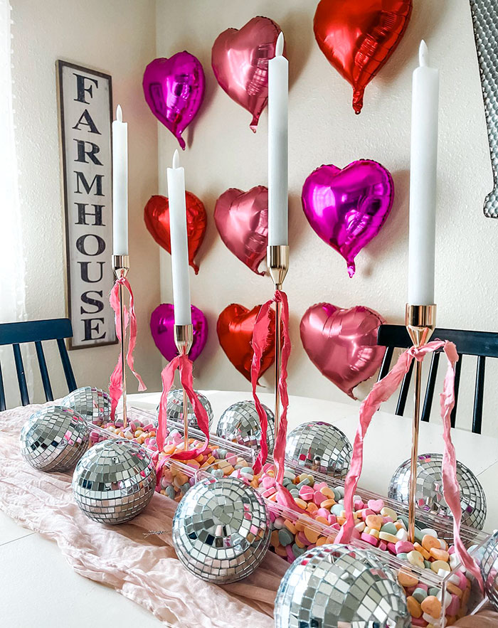 I Added Heart Balloons To My Wall For Valentine's Day, And It Looks Beautiful