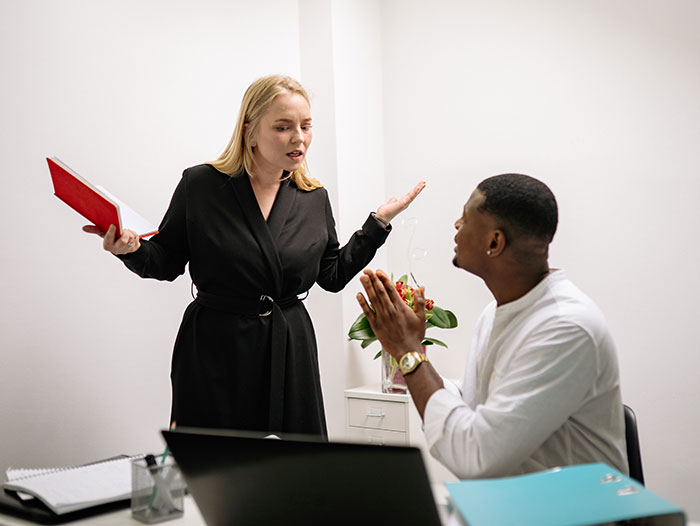 People Share 30 Workplace Red Flags That Just Scream "Working Here Would Suck"