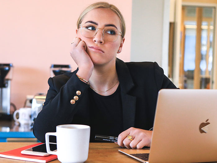 People Share 30 Workplace Red Flags That Just Scream "Working Here Would Suck"