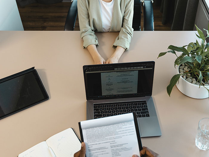 People Share 30 Workplace Red Flags That Just Scream "Working Here Would Suck"