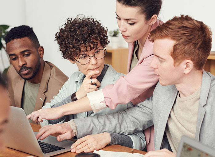 People Share 30 Workplace Red Flags That Just Scream "Working Here Would Suck"