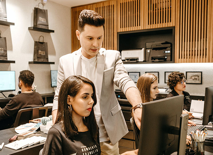 People Share 30 Workplace Red Flags That Just Scream "Working Here Would Suck"